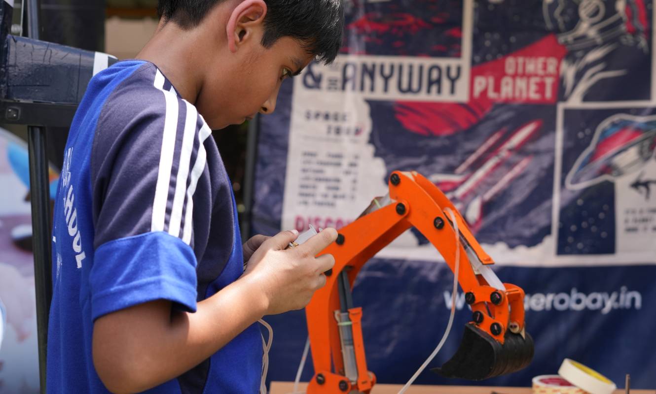 Students learning through an AeroBay experience 2